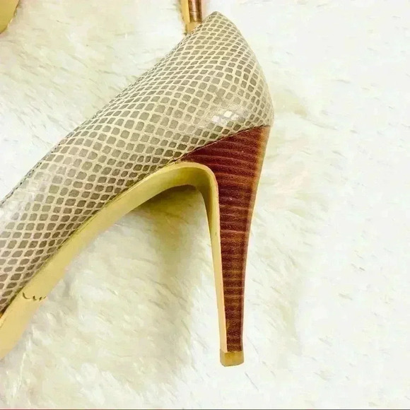 Moda Gray Snakeskin Peep Toe Gold Lined Platform Wooden Heels Size 9M - Picture 4 of 10